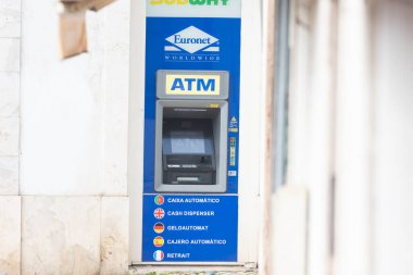 21 Şubat 2023 Lizbon, Portekiz: Sokaktaki Euronet ATM. Orta çekim
