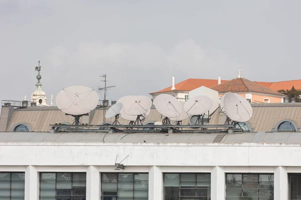 Uydu Binanın Çatısında Plakası Var Orta Çekim — Stok fotoğraf