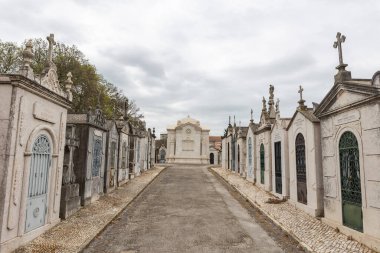 22 Şubat 2023 Lizbon, Portekiz: Alto de Sao Joao Mezarlığı - aile mezarlıkları arasındaki yol mozoleye çıkıyor. Orta çekim