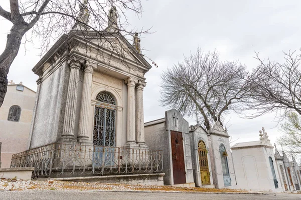 22 Şubat 2023 Lizbon, Portekiz: Alto de Sao Joao Mezarlığı - aile mezarlıkları. Orta çekim