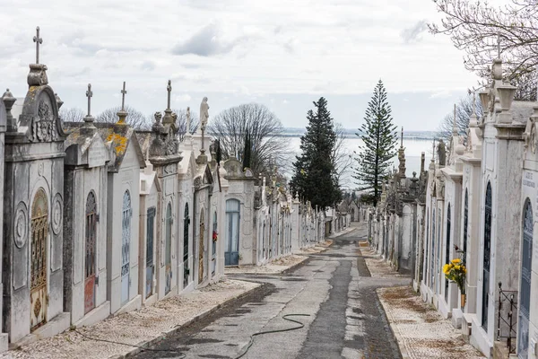2023年2月22日葡萄牙里斯本 Alto Sao Joao公墓 家族墓穴之间的通道 — 图库照片