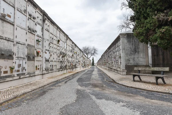 Şubat 2023 Lizbon Portekiz Alto Sao Joao Mezarlığı Krematoryum Mezarlarıyla — Stok fotoğraf