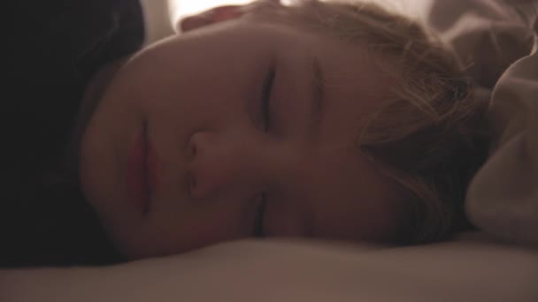 Uyuyan Sevimli Bir Çocuğun Yüzü Portre — Stok video