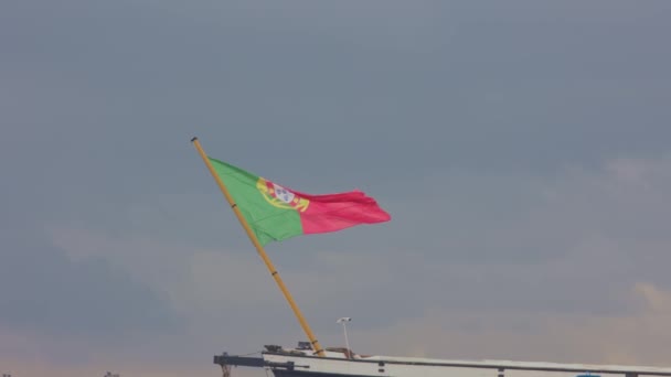 Σημαία Της Πορτογαλίας Στο Φόντο Του Ουρανού Μεσαίο Πλάνο — Αρχείο Βίντεο