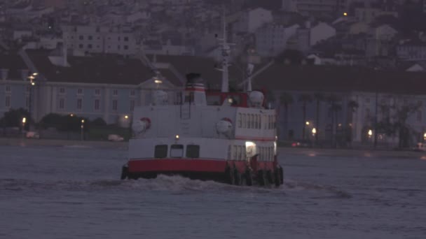 2022年12月30日 葡萄牙里斯本 客轮在晚上运送人员沿河 — 图库视频影像