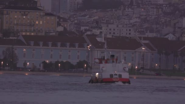 2022年12月30日ポルトガル リスボン 旅客船は街の建物を背景に川沿いの人々を輸送します ミッドショット — ストック動画