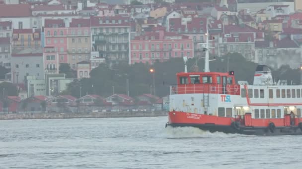 Грудня 2022 Року Португалія Лісабон Корабель Перевозить Людей Уздовж Річки — стокове відео
