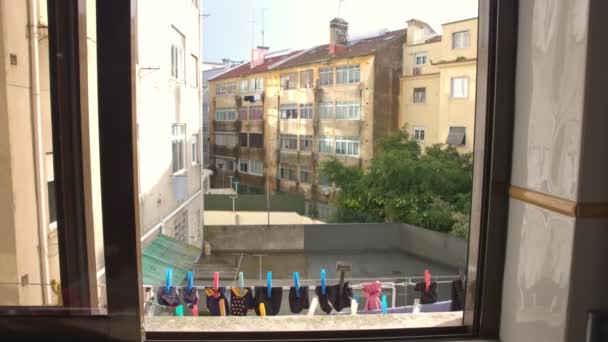 Strumpor Torkas Ett Rep Utanför Fönstret Gator Och Hus Utanför — Stockvideo