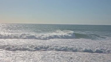 Deniz dalgaları ve su aktiviteleri. Bir insan jet ski kullanıyor. Orta çekim