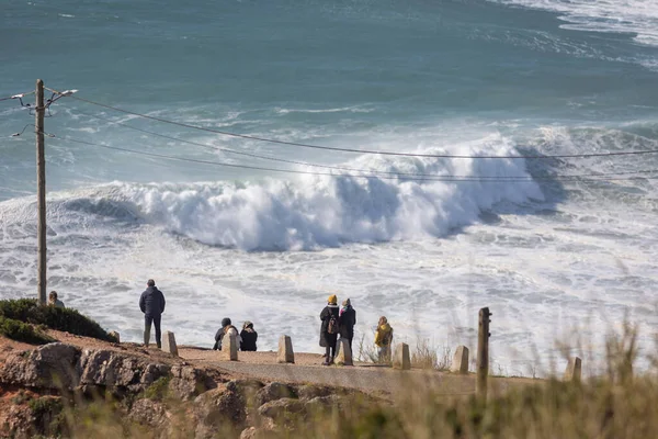 Люди Стоять Пагорбі Дивляться Морські Хвилі Постріл — стокове фото