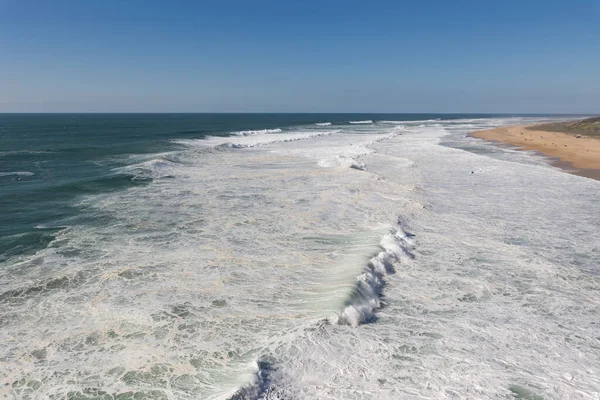 Морські Хвилі Покривають Берег Середній Постріл — стокове фото