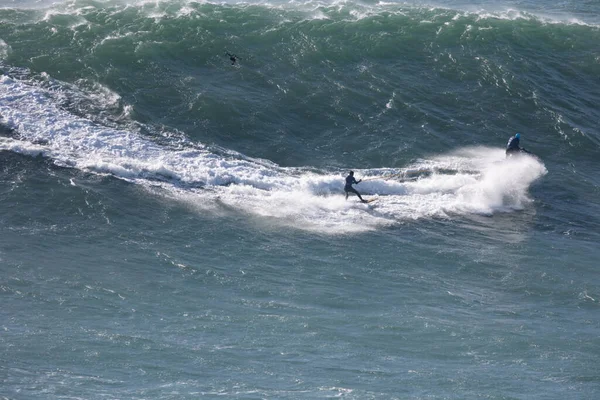 Homem Surfista Passeio Onda Mar Meio Tiro — Fotografia de Stock