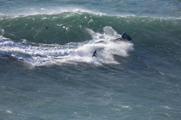 Hombre Surfista Motero Acuático Montando Una Ola Marina Mid Shot — Foto de Stock