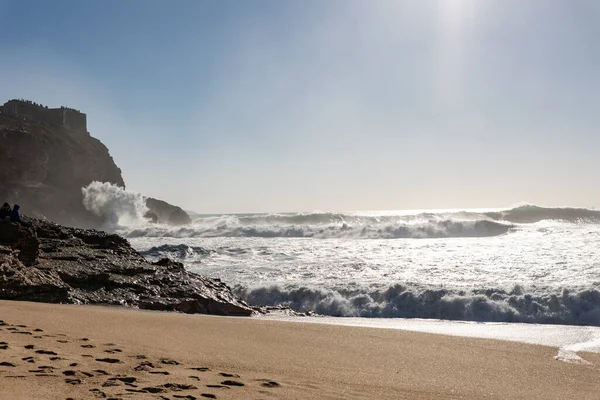 Praia Areia Com Pegadas Ondas Mar Batendo Contra Rochas Meio — Fotografia de Stock