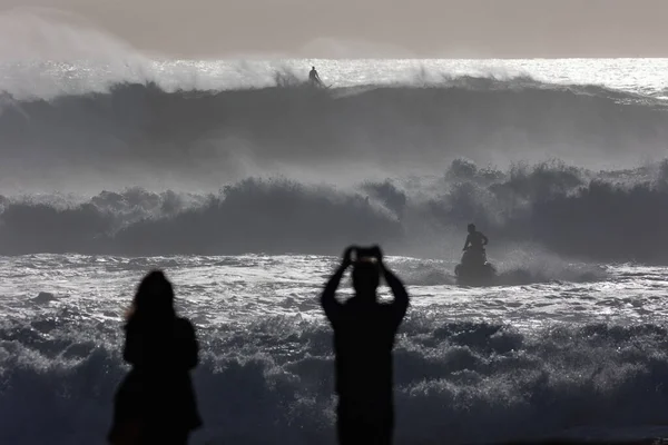 Gente Surfea Las Olas Otras Personas Costa Los Filman Sus — Foto de Stock
