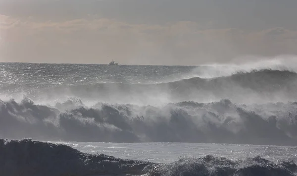 Ondas Mar Tempestuosas Grandes Cinzentas Navio Mar Distância Meio Tiro — Fotografia de Stock