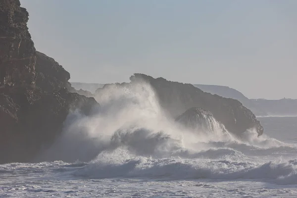 Великі Морські Хвилі Впали Скелі Середній Постріл — стокове фото