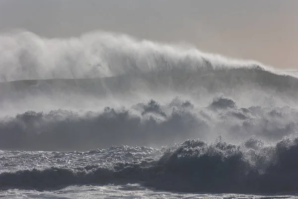 Великі Сірі Штормові Морські Хвилі Середній Постріл — стокове фото