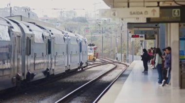 14 Mart 2023 Lizbon, Portekiz: İnsanlar açık bir metro istasyonunda tren bekliyor. Orta çekim