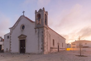 Sunset 'teki Beyaz Hristiyan Kilisesi. Orta çekim