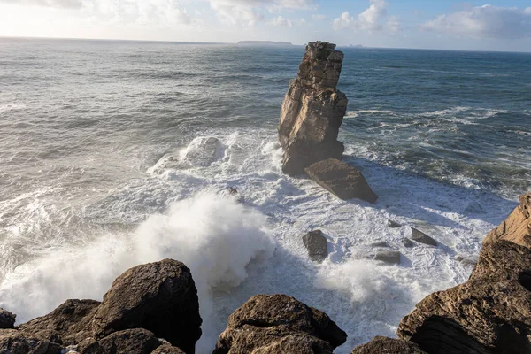 巨浪冲击着岩石壁纸 — 图库照片
