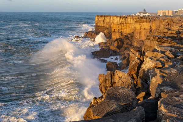 Морські Хвилі Падають Скелясту Скелю Золоту Годину Люди Стоять Вершині — стокове фото