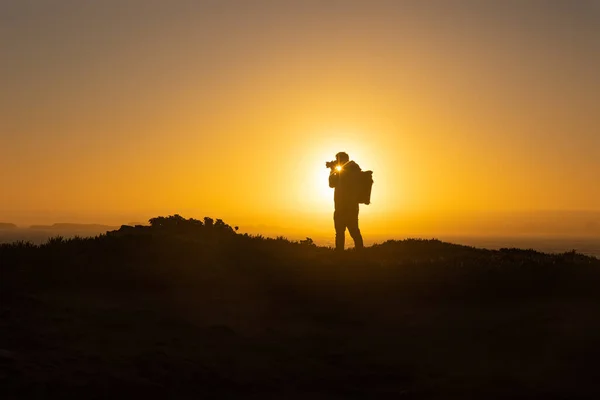 Морський Пейзаж Кам Яних Скелях Заході Сонця Людина Стоїть Вершині — стокове фото