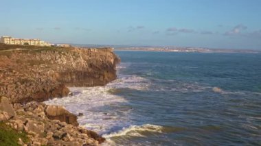 Doğa manzarası. Deniz dalgaları kayalık bir uçuruma çarpıyor. Orta çekim