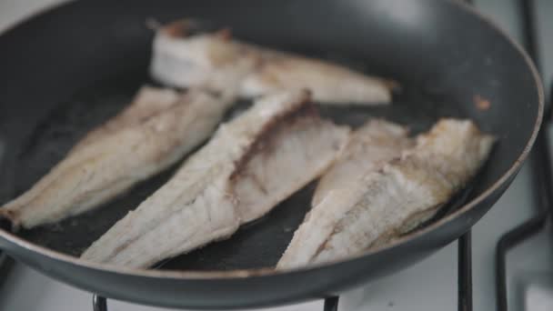 Fritar Peixe Numa Frigideira Meio Tiro — Vídeo de Stock
