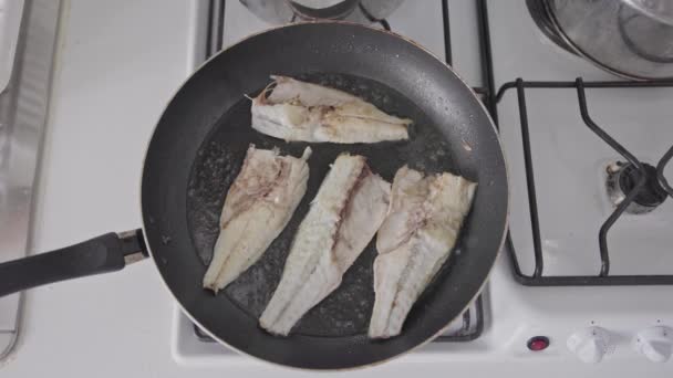 Smažené Bílé Ryby Pánvi Střední Snímek — Stock video