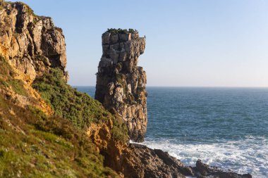Rocky Terrain in Daylight 'ın Mavi Denizi. Orta çekim