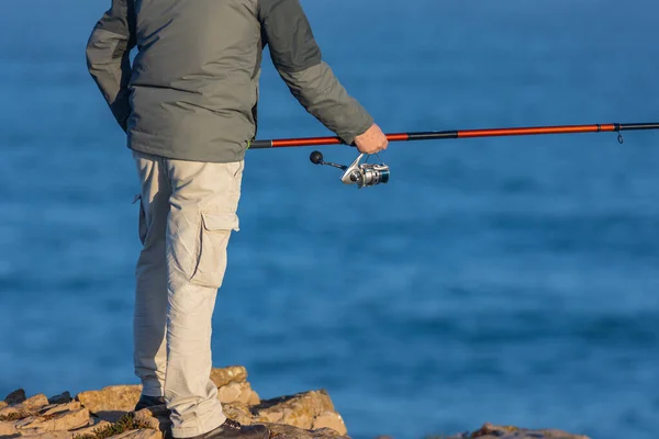 Рибалка Стоїть Скелі Рибалить Морі Середній Постріл — стокове фото