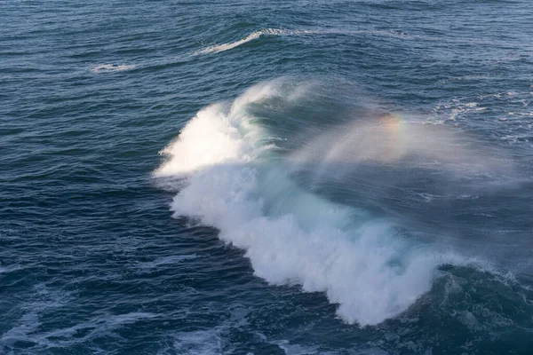 Веселка Відбиває Блакитні Морські Хвилі Середній Постріл — стокове фото