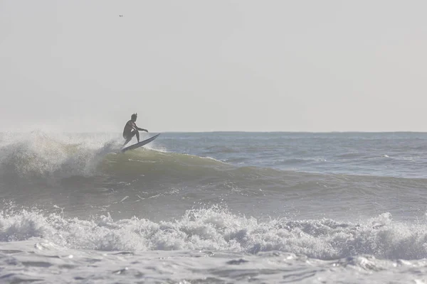 Hombre Surfea Las Olas Luz Del Día Mid Shot — Foto de Stock