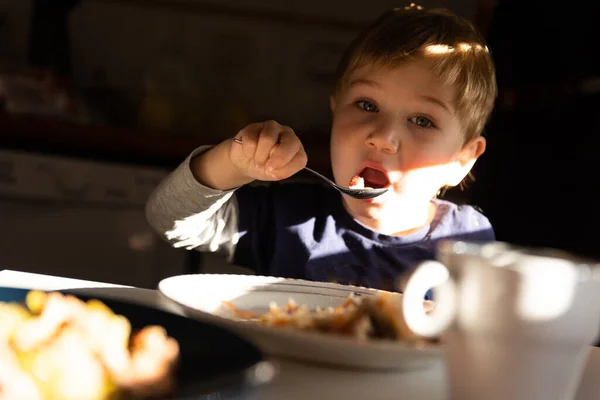 Liten Pojke Äter Frukost Vid Bordet Äter Med Sked Och — Stockfoto