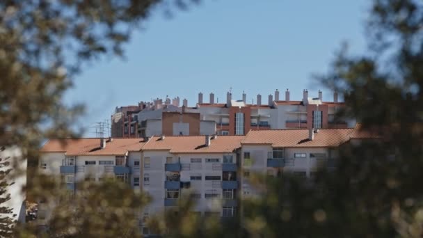 Domy Oranžovými Střechami Pod Jasně Modrou Oblohou Střední Snímek — Stock video