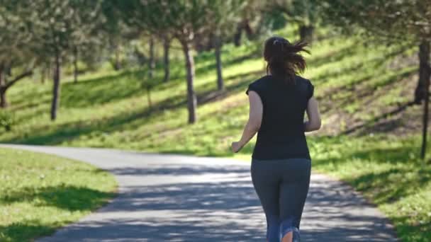Доросла Жінка Біжить Зеленому Парку Середній Постріл — стокове відео