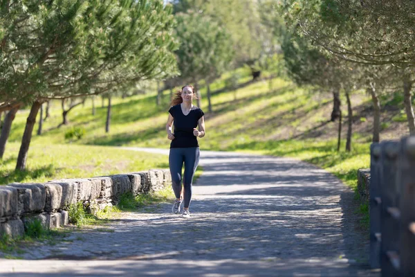 Fitness Koncept Dospělá Žena Brýlích Běhání Zeleném Parku Střední Snímek — Stock fotografie