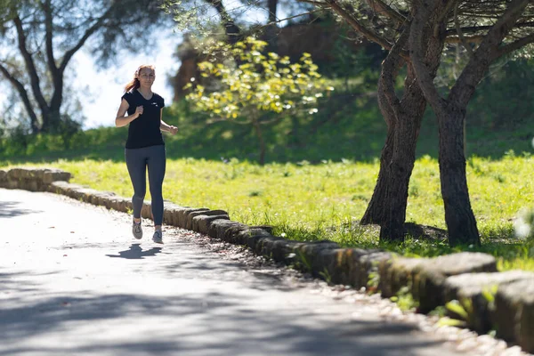 Fitness Koncept Dospělá Žena Běžící Zeleném Parku Střední Snímek — Stock fotografie