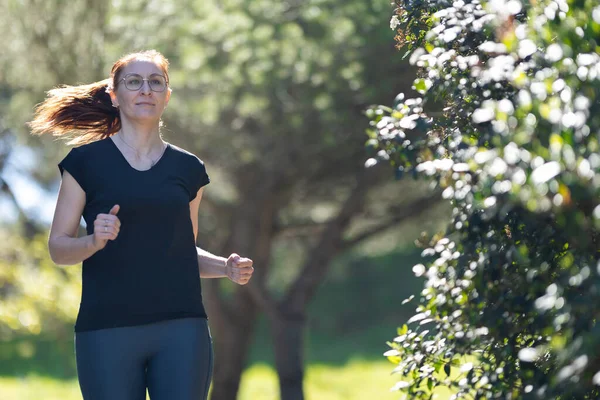Fitness Koncept Dospělá Žena Sportovním Oblečení Jogging Zeleném Parku Střední — Stock fotografie