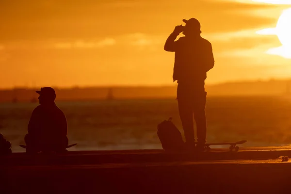 Молодые Скейтбордисты Зависают Набережной Закате Средний Выстрел — стоковое фото