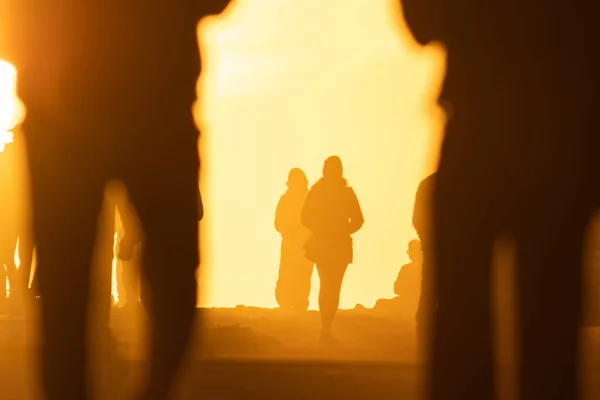 Силуэт Мужчин Женщин Стоящих Желтом Ярком Закате Средний Выстрел — стоковое фото