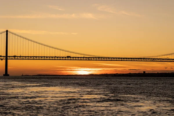 Γέφυρα Αναστολής Πάνω Από Θάλασσα Ηλιοβασίλεμα Μεσαίο Πλάνο — Φωτογραφία Αρχείου