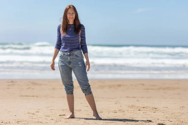 Una Donna Adulta Trova Sulla Spiaggia Mare Mid Shot — Foto Stock