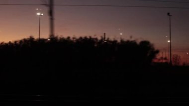 Tren penceresinden gün batımının manzarasına bak. Yolcu POV