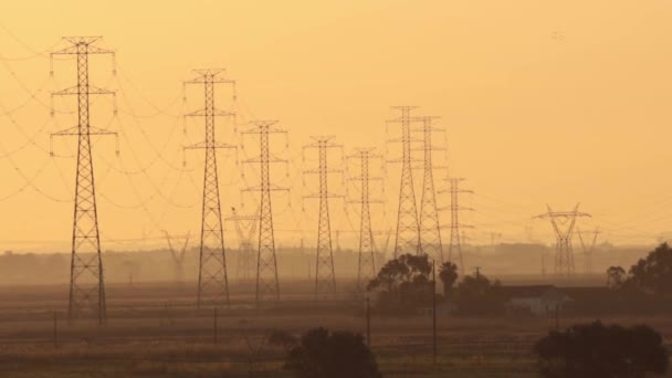 在温暖的日落天空的背景下 有一座电塔 — 图库视频影像