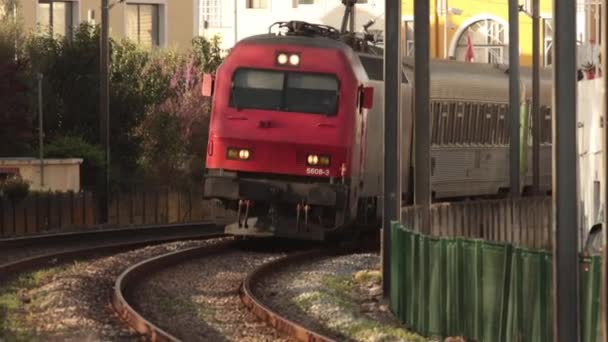 Marzo 2023 Portogallo Lisbona Treno Elettrico Esce Dall Angolo Sui — Video Stock