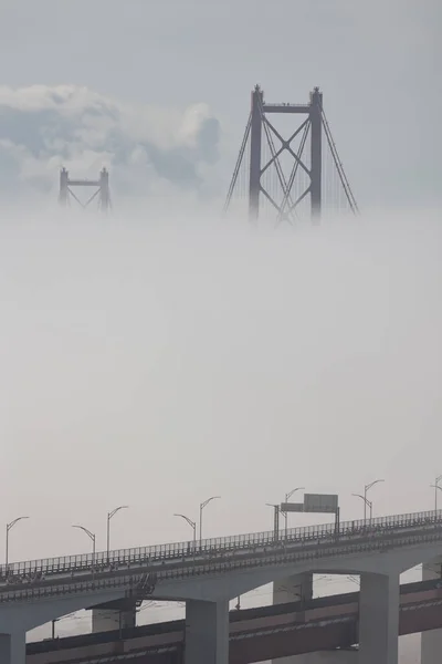 Ponte Sospeso Fitta Nebbia Bianca Colpo Verticale — Foto Stock