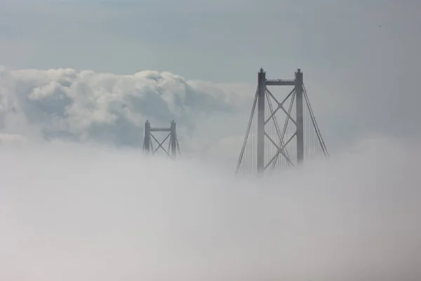 Góra Mostu Wystaje Gęstej Białej Mgły Środek Strzału — Zdjęcie stockowe