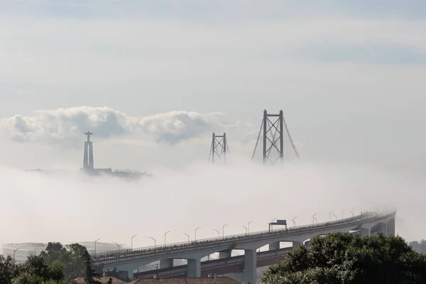 Gęsta Mgła Otacza Most Ludzie Biegną Maraton Moście Środek Strzału — Zdjęcie stockowe